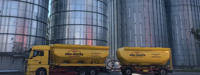 Ein LKW der UNA-HAKRA auf dem Werksglände