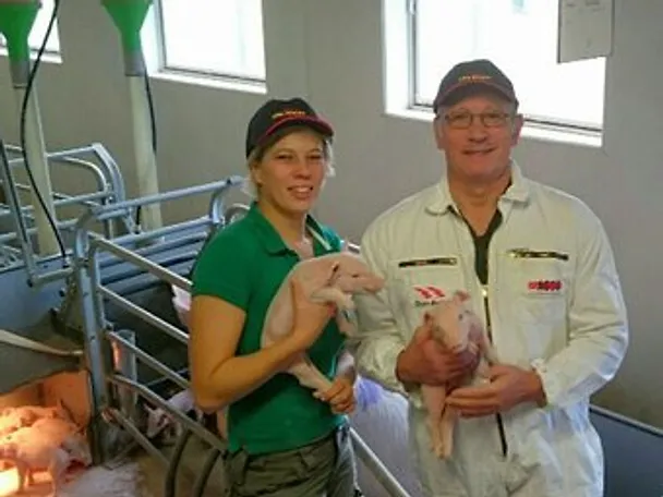 de_una_landwirtin_berater_mit_ferkel