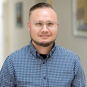 Portrait Lukas Blumenhagen, Mitarbeiter in der Buchhaltung der UNA-HAKRA